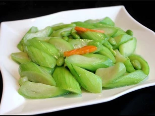 Khi xào mướp, thêm một bước này món ăn không bao giờ bị thâm đen