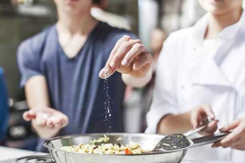 Con dâu lỡ tay nấu mặn, mẹ chồng chỉ cho vài cách khiến nàng gật gù tâm phục