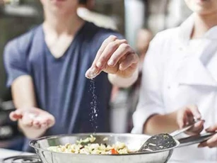 Con dâu lỡ tay nấu mặn, mẹ chồng chỉ cho vài cách khiến nàng gật gù tâm phục