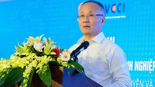 Thứ trưởng Bộ Công Thương Trần Quốc Khánh phát biểu tại Hội nghị “Tận dụng hiệu quả Hiệp định EVFTA: Cơ hội phát triển cho doanh nghiệp Việt Nam sau cú sốc Covid-19?”.