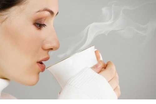 Vì sao các chuyên gia sức khỏe khuyên bạn nên uống nước ấm mỗi sáng?