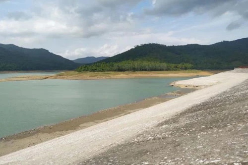Hồ thủy lợi Yên Lập đang ở mực nước thấp nhất trong 20 năm qua.