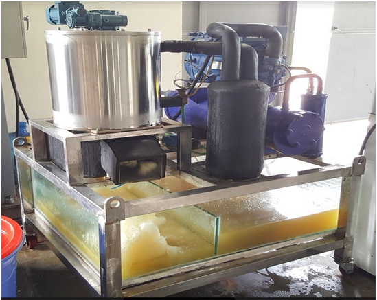 Sản xuất đá tuyết từ nước biển ngay trên tàu cá để bảo quản hải sản