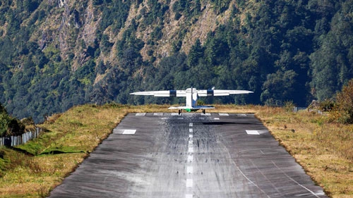 Paro là sân bay quốc tế duy nhất của Bhutan, nép mình trong thung lũng sâu bao quanh bởi những đỉnh núi nhọn, cao tới 5.500 m. Một trong những sân bay nguy hiểm nhất thế giới này là nơi các chuyến bay chỉ được phép hoạt động vào ban ngày và trong điều kiện khí tượng thị giác (nghĩa là các phi công đưa ra phán đoán bằng mắt thay vì dựa vào dụng cụ máy bay). Theo thống kê cuối năm 2018, chỉ có 17 phi công được phép hạ cánh tại Paro. Ảnh: Pinterest.