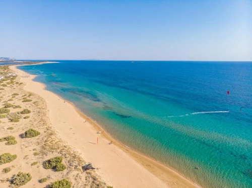 2. Bãi biển Halikounas, đảo Corfu, Hy Lạp. Corfu là hòn đảo lớn thứ hai của quần đảo Iona, nằm trong số 10 hòn đảo đẹp nhất của châu Âu do trang Independent và Reuters bình chọn. Đây được xem là hòn đảo xanh nhất của Hy Lạp, với thảm thực vật phong phú, đa dạng cùng những bãi biển cát vàng tuyệt đẹp. Đến thăm bãi biển Halikounas nằm ở phía Nam của hòn đảo, du khách sẽ được tận hưởng mùa hè với biển xanh, cát trắng. (Nguồn: Getty Images)