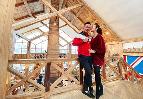 Vợ chồng Jennifer Phạm ngọt ngào ở Đà Lạt