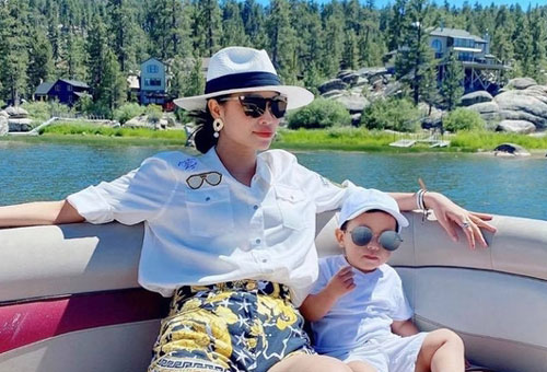 Phạm Hương đưa con trai đi du lịch