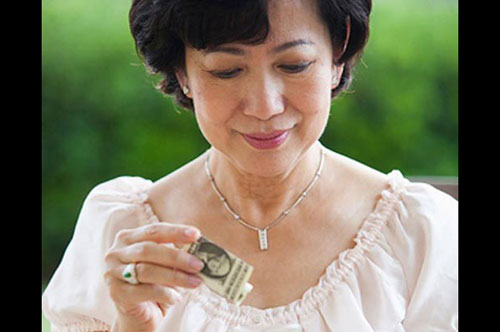 Bà nội đòi trả tiền mới trông cháu, liệu có sai?