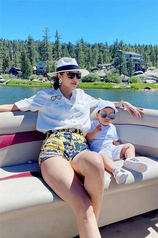 Phạm Hương diện trang phục đắt tiền của thương hiệu Versace. Cô cùng con trai Maximus ngồi trên thuyền, tận hưởng không khí trong lành.