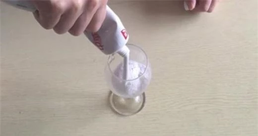 Trộn kem đánh răng với baking soda, được thứ dung dịch "vạn năng" bà nội trợ nào cũng muốn có - 3