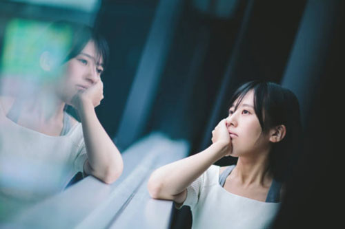 Ghen với tấm ảnh cô gái trong ví của chồng