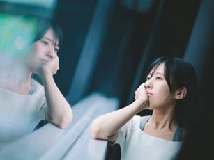 Ghen với tấm ảnh cô gái trong ví của chồng