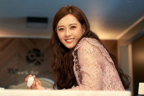 Những ‘bình hoa di động’ bất tài bước ra từ loạt phim kinh điển