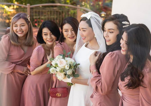 Thêm hình hiếm cực nét trong hôn lễ kín của Tóc Tiên, nhan sắc cô dâu lấn át dàn hotgirl