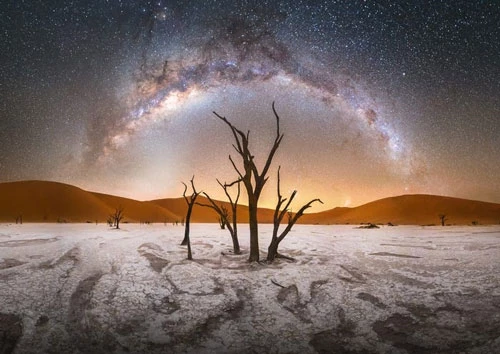 Hình ảnh dải Ngân Hà tại thung lũng chết Deadvlei, nghĩa địa cây khô hàng trăm năm tuổi giữa lòng sa mạc tại Công viên Namib-Naukluft ở Namibia. Sự khắc nghiệt của thời tiết tạo nên một cảnh quan thiên nhiên vô cùng độc đáo và thu hút được sự quan tâm của khá nhiều người, đặc biệt là các nhiếp ảnh gia. (Nguồn: Stefan Liebermann/Capture the Atlas)