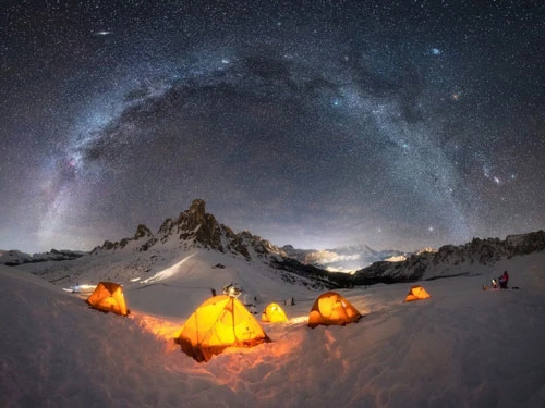 Chiêm ngưỡng những bức ảnh đẹp nhất của Dải ngân hà từ khắp nơi trên thế giới Hình ảnh những chiếc lều phát sáng đã đã tạo nên sự tương phản với dải Ngân Hà lung linh huyền ảo trong bầu trời đêm ở dãy núi Dolomite, miền Bắc Italy. (Nguồn: Giulio Cobianchi/Capture the Atlas)