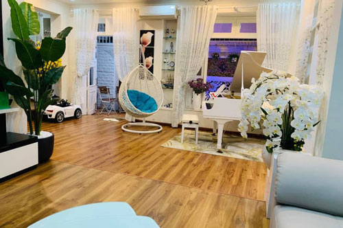 Ngắm ngôi biệt thự tràn ngập sắc hoa của ca sĩ Vy Oanh