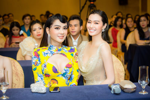 Khánh My khoe "đường cong mướt mắt" với đầm xuyên thấu, đọ dáng cùng đàn chị Lâm Khánh Chi