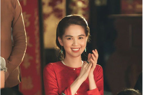 Ngọc Trinh gây chú ý vì dáng ngồi "bá đạo" khi ăn quán vỉa hè