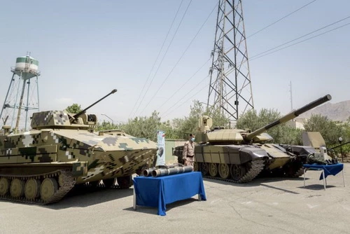 Xe bọc thép đổ bộ Makran bên cạnh xe tăng T-72M nâng cấp. Ảnh: IRGC.