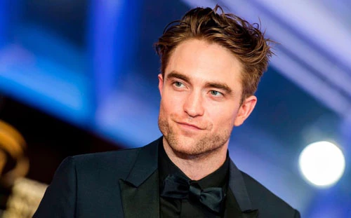 Robert Pattinson sở hữu xương hàm góc cạnh nam tính, đôi mắt xanh lá hút hồn. Tỷ lệ gương mặt của anh khớp tới 92,15% tỷ lệ vàng theo kết quả phân tích dựa trên tỷ số Phi của người Hy Lạp cổ (bằng cách đo 12 điểm ở môi, mũi, lông mày, trán và hình dáng mặt do viện thẩm mỹ Advanced Facial Cosmetic And Plastic Surgery tiến hành). Điều đó đồng nghĩa ngôi sao The Batman là nam diễn viên điển trai nhất thế giới.