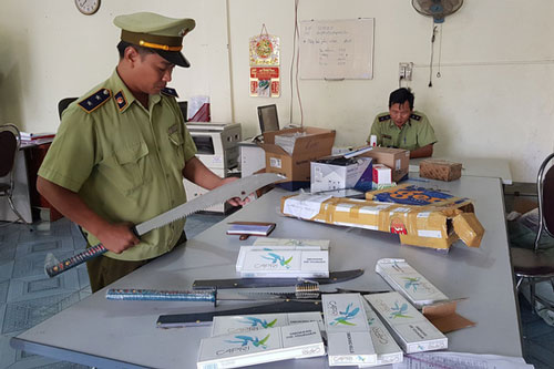 Phát hiện đầu đạn chì, đao kim loại trên xe thư báo