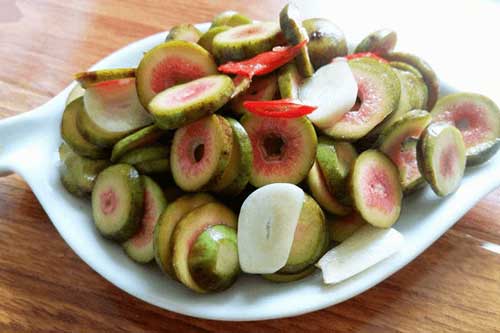 Muối sung cứ cho thêm thứ này vào, đảm bảo món ăn này vừa ngon, giòn mà không bị chát