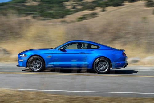 2. Ford Mustang 2020 (giá khởi điểm: 26.670 USD).