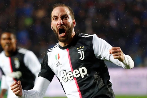 2. Gonzalo Higuain (Chuyển từ Napoli sang Juventus năm 2016 với giá 90 triệu euro).