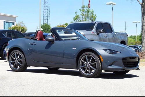 3. Mazda MX-5 Miata 2020 (giá khởi điểm: 26.850 USD).