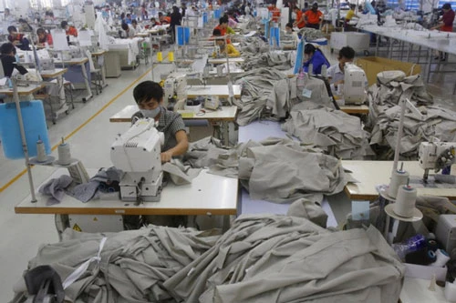 Các công nhân Việt Nam đang làm việc trong một công ty may ở tỉnh Hưng Yên. (Ảnh: Reuters)