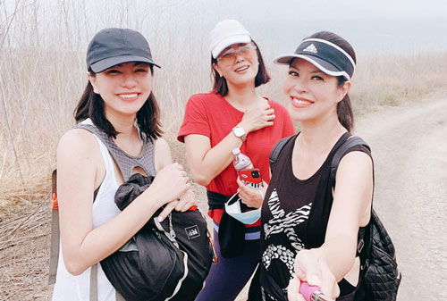 Ngọc Thúy đi hiking cùng bạn bè ở Mỹ