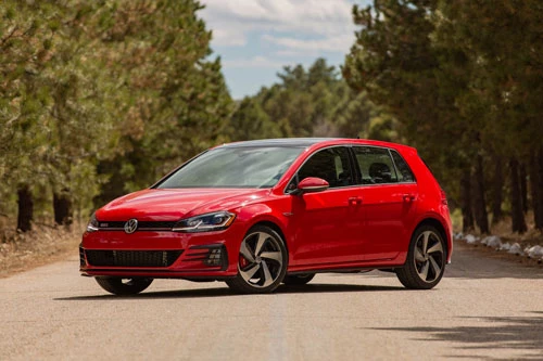 4. Volkswagen Golf GTI 2020 (giá khởi điểm: 28.595 USD).