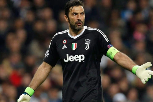 5. Gianluigi Buffon (Chuyển từ Parma sang Juventus năm 2001 với giá 52,8 triệu euro).