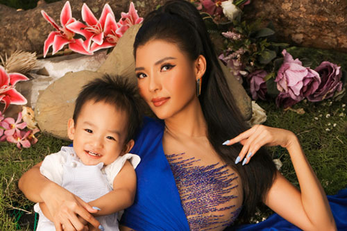 Thúy Diễm khoe da nâu bên con trai
