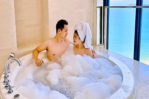 Khoe khoảnh khắc tắm bồn cùng nhau, vợ chồng Đăng Khôi - Thuỷ Anh gây sốt