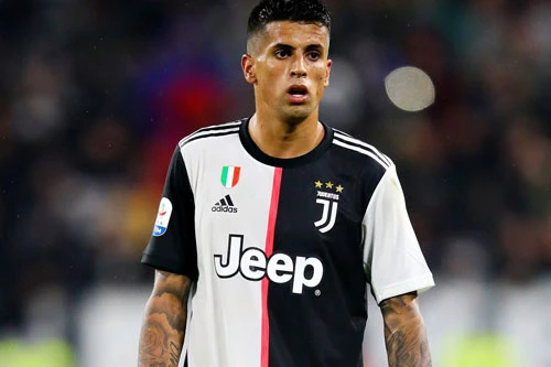 7. Joao Cancelo (Chuyển từ Valencia sang Juventus năm 2018 với giá 40,4 triệu euro).