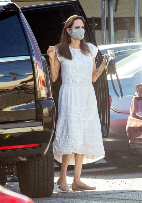 Angelina Jolie xuất hiện giản dị ngoài phố hôm thứ 4. Cô diện đầm ren trắng trẻ trung, dáng suông che vóc dáng mảnh khảnh.
