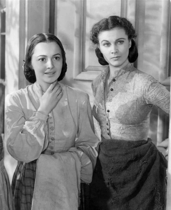 Olivia de Havilland (trái) và Vivien Leigh (vai Scarlett OHara) trong Gone With the Wind.