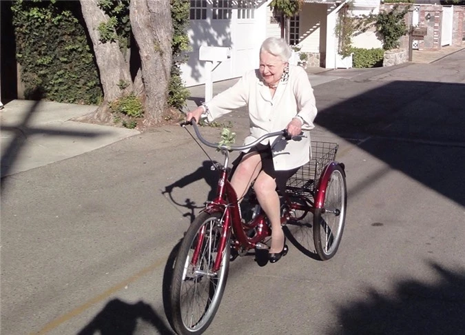 Olivia de Havilland đạp xe vào tháng 7/2019.