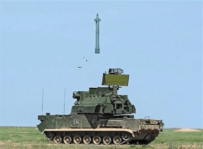 Tổ hợp Adjutant trang bị 5 loại mục tiêu trên không, đảm bảo công tác tính toán của các hệ thống tên lửa phòng không và pháo binh, trạm radar, xạ thủ với hệ thống tên lửa phòng không vác vai.