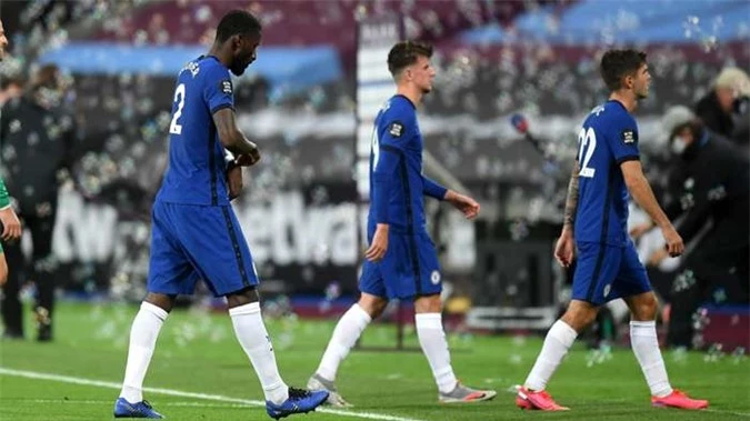 Hàng thủ của Chelsea chơi cực tệ vào đêm qua nhưng không phải là lần duy nhất ở mùa giải này