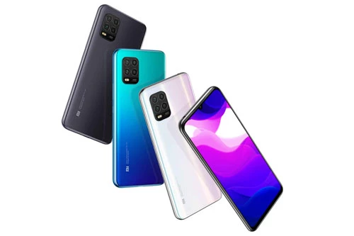 Mi 10 Lite 5G có 3 màu trắng, xám và xanh lục, bán ra ở châu Âu vào đầu tháng 5. Giá của phiên bản RAM 6 GB là 349 euro (tương đương 8,89 triệu đồng). Phiên bản RAM 8 GB có giá 399 euro (10,16 triệu đồng).