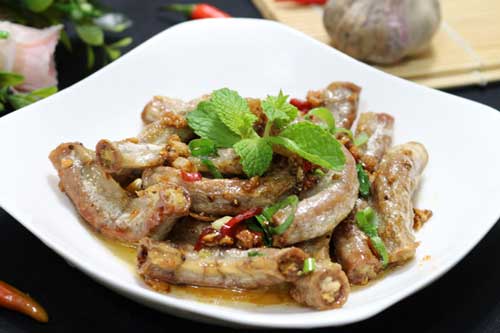 Lòng heo làm theo cách này ngon gấp trăm lần thả vào nồi luộc, ai ăn cũng phải mê mẩn