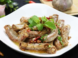 Lòng heo làm theo cách này ngon gấp trăm lần thả vào nồi luộc, ai ăn cũng phải mê mẩn