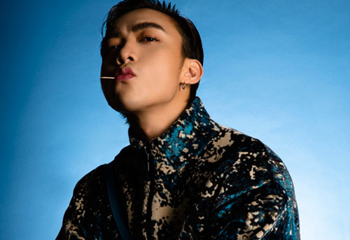 Soobin Hoàng Sơn dát đồ hiệu, cách tạo dáng và thần thái 'ngông' hơn.