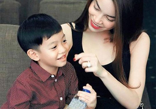 Xúc động loạt ảnh Hồ Ngọc Hà bên con trai thuở bé, Subeo mếu máo trong lòng mẹ