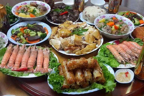 Vừa bê mâm cơm cúng giỗ đã bị chồng chê bai, song chỉ 1 tiếng dao đập mạnh xuống thớt mà anh ta 'rúm ró' phụ vợ làm nốt