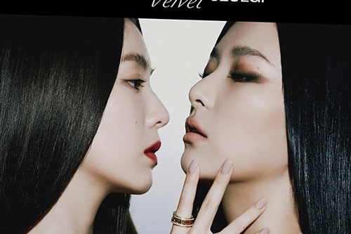 Ảnh teaser của Irene - Seul Gi khiến fan liên tưởng... quảng cáo dầu gội