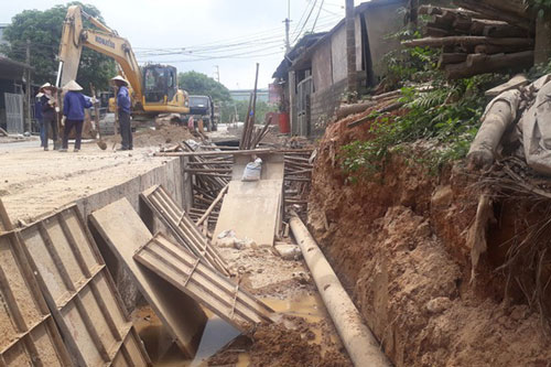 Sập tường khi đang lắp ống nước, 2 công nhân thương vong